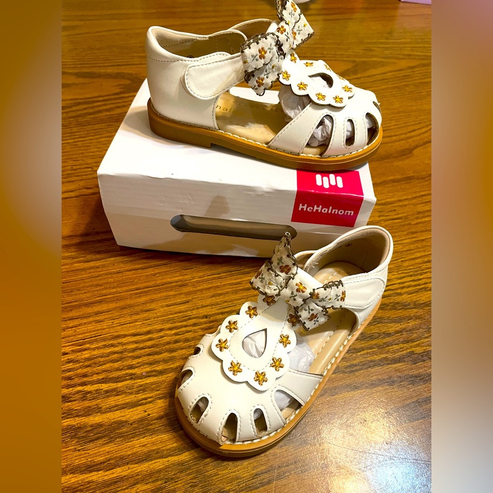 New white with floral toddler girls size 8 sandals Velcro strap easy on/off